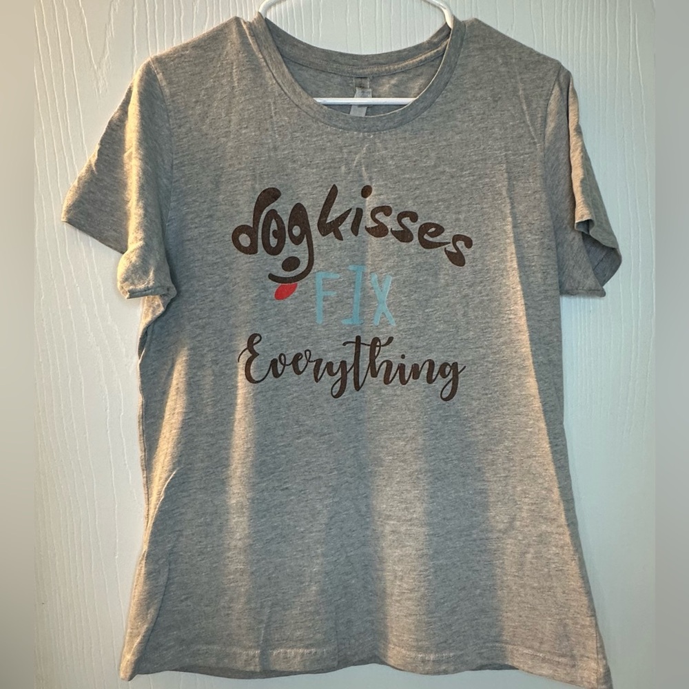 “Dog Kisses Fix Everything” gray short‎ sleeve casual tee shirt women’s